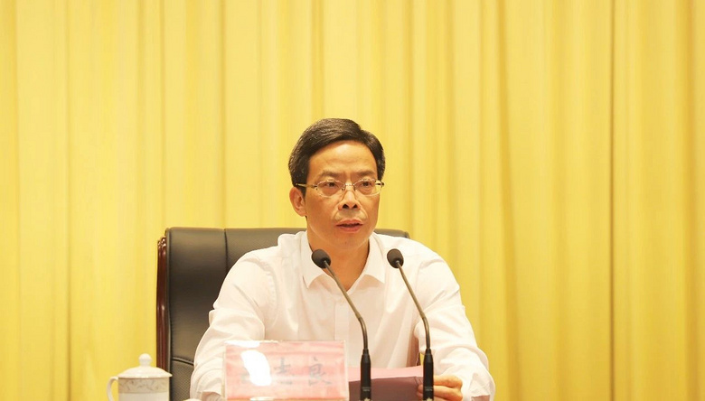 市委常委,组织部部长吕志良宣读任职文件