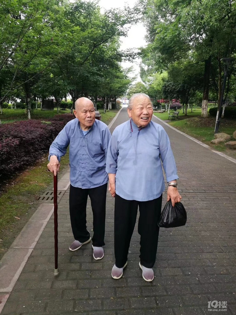 随手拍阿公阿婆情侣衫手牵手游灵湖