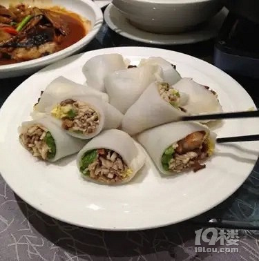 它看起来像一个卷饼，当地人叫做温岭嵌糕，好吃不贵，十分美味