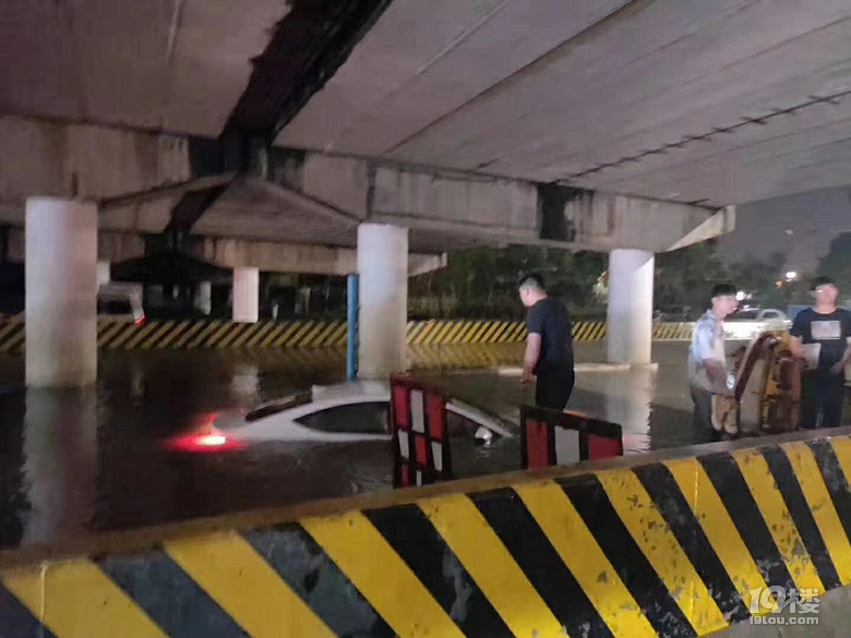 昨天晚上雨相当大,黄岩凯亚城桥下车泡水里