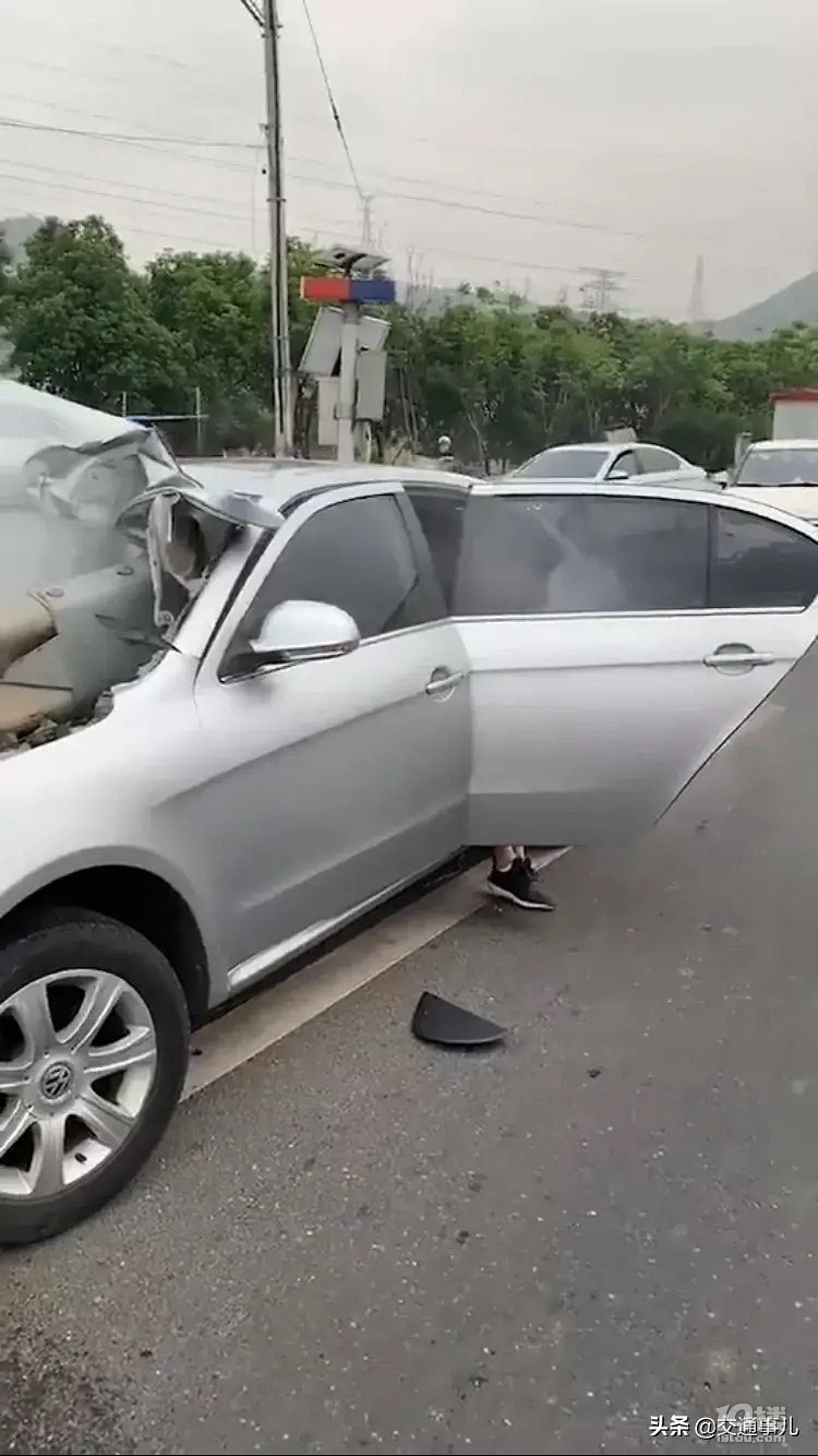 吓人!开车拧瓶盖,下一秒大祸临头