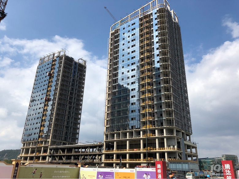 腾达中心开始玻璃幕墙安装