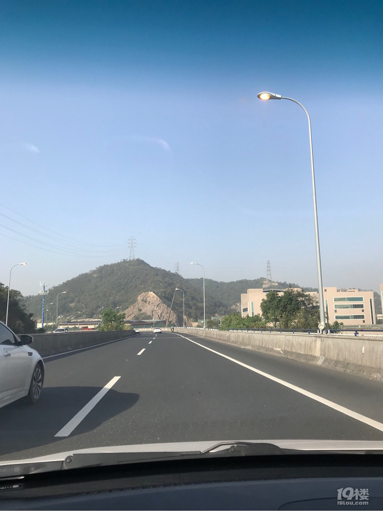 二桥这条路大白天开路灯!燃烧国民资源!