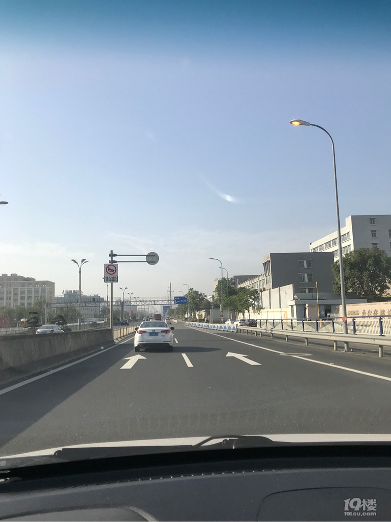 二桥这条路大白天开路灯!燃烧国民资源!