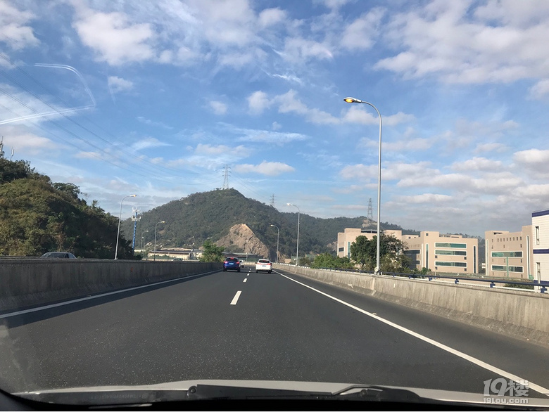 二桥这条路大白天开路灯!燃烧国民资源!