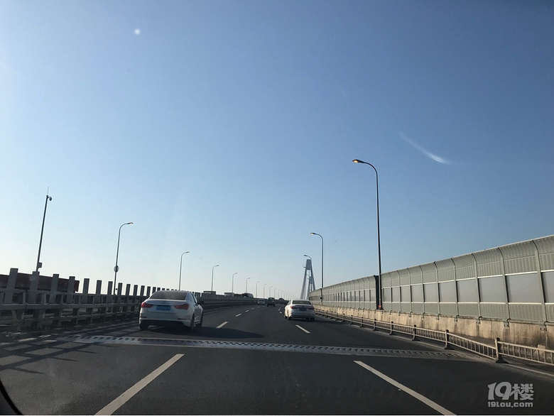 二桥这条路大白天开路灯!燃烧国民资源!