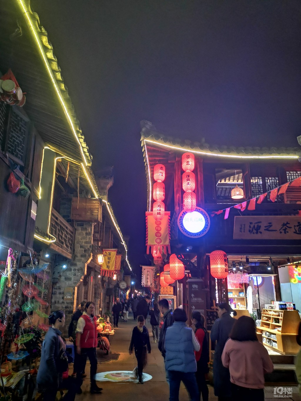 晚上的紫阳古街 美食节