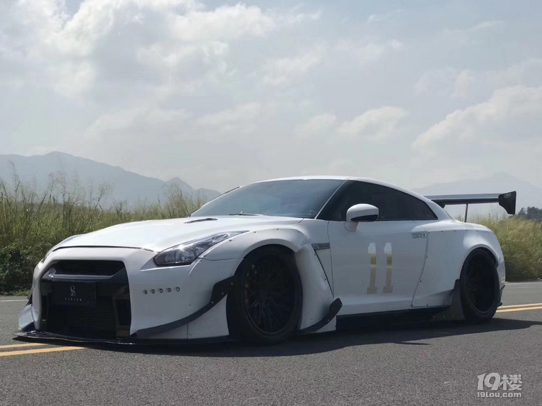 汽车街拍白色gtr有点帅啊