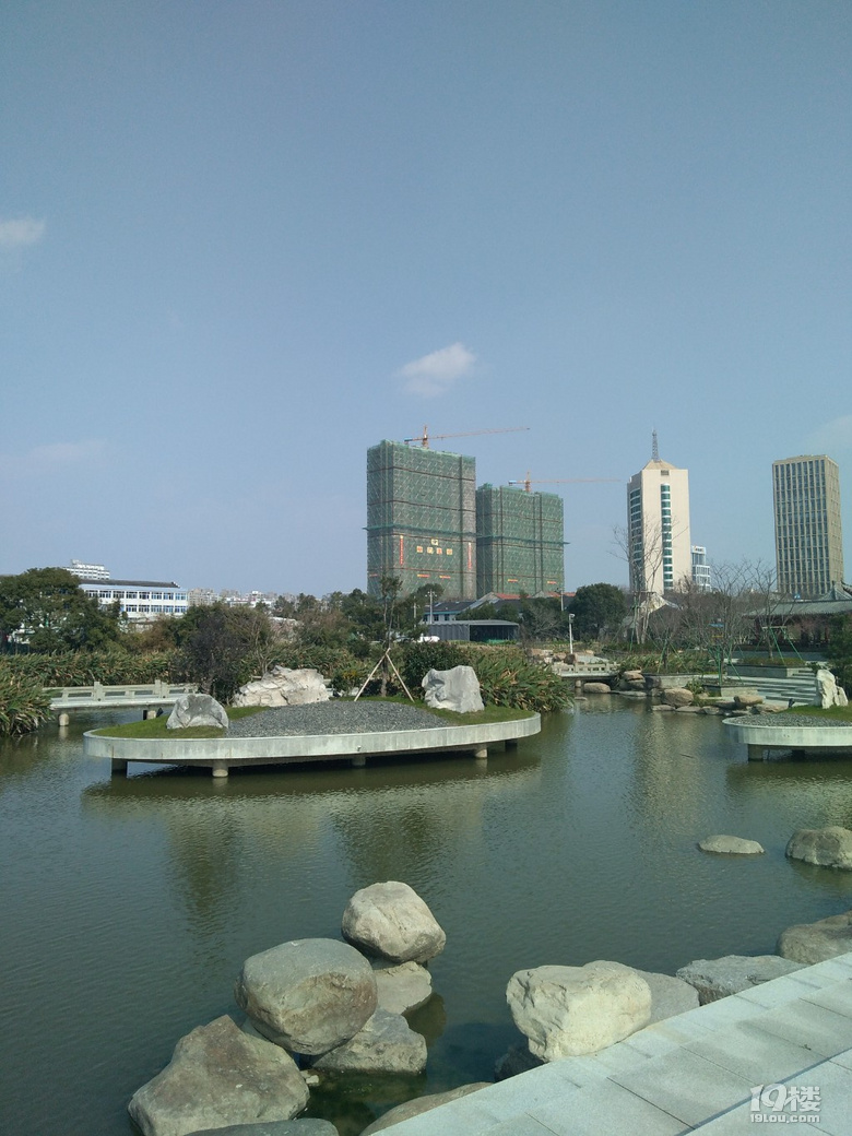 路桥公园位于中央山北面