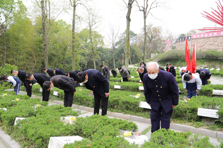 英雄·缅怀|新老守陵人同扫解放一江山岛烈士陵园