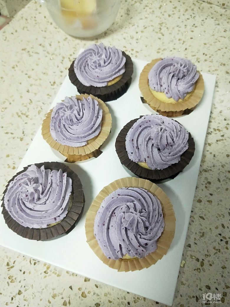 蓝莓酱奶油纸杯蛋糕