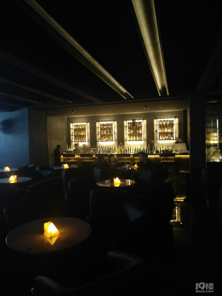 z酒吧内部设计风格布局有90年代港片里夜总会的味道