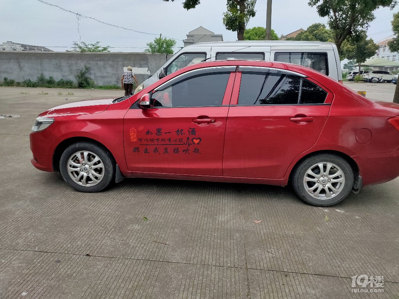 汽车街拍红车贴字少见