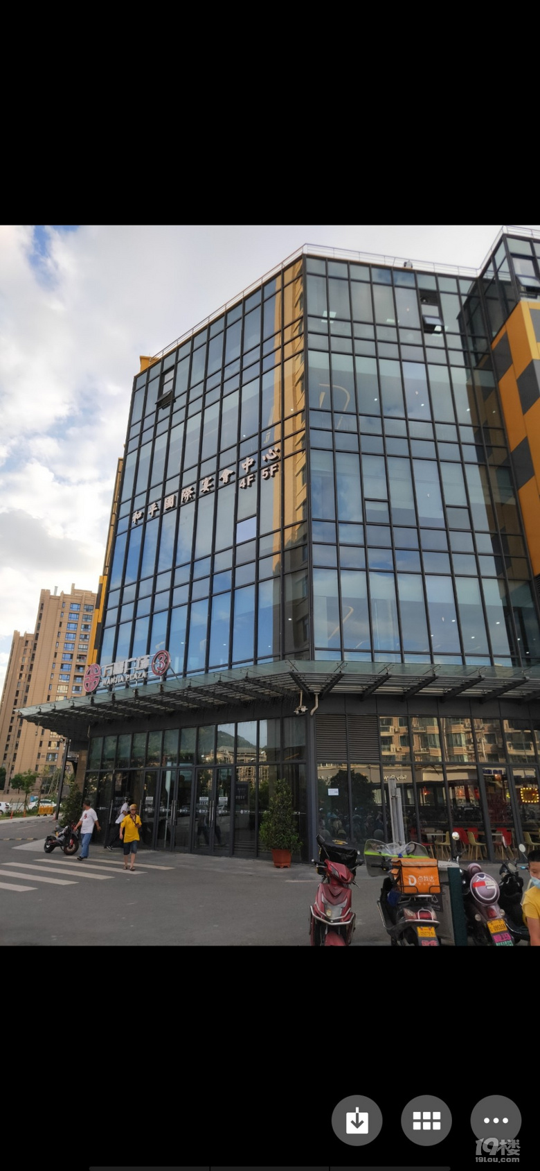 万嘉广场二楼只剩四家餐饮店刚开业的时候好像有十几家