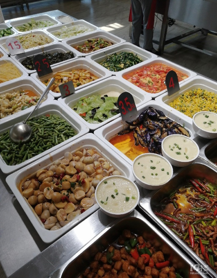 随手拍台州学院食堂宽敞明亮菜多价格也实惠