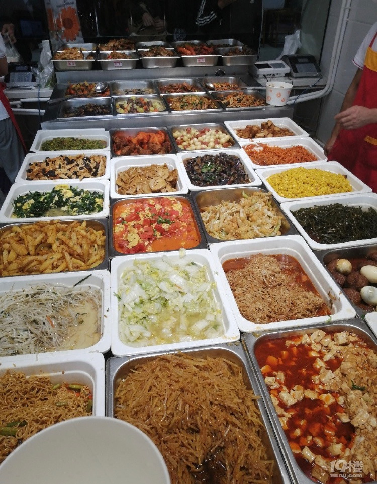 随手拍台州学院食堂宽敞明亮菜多价格也实惠