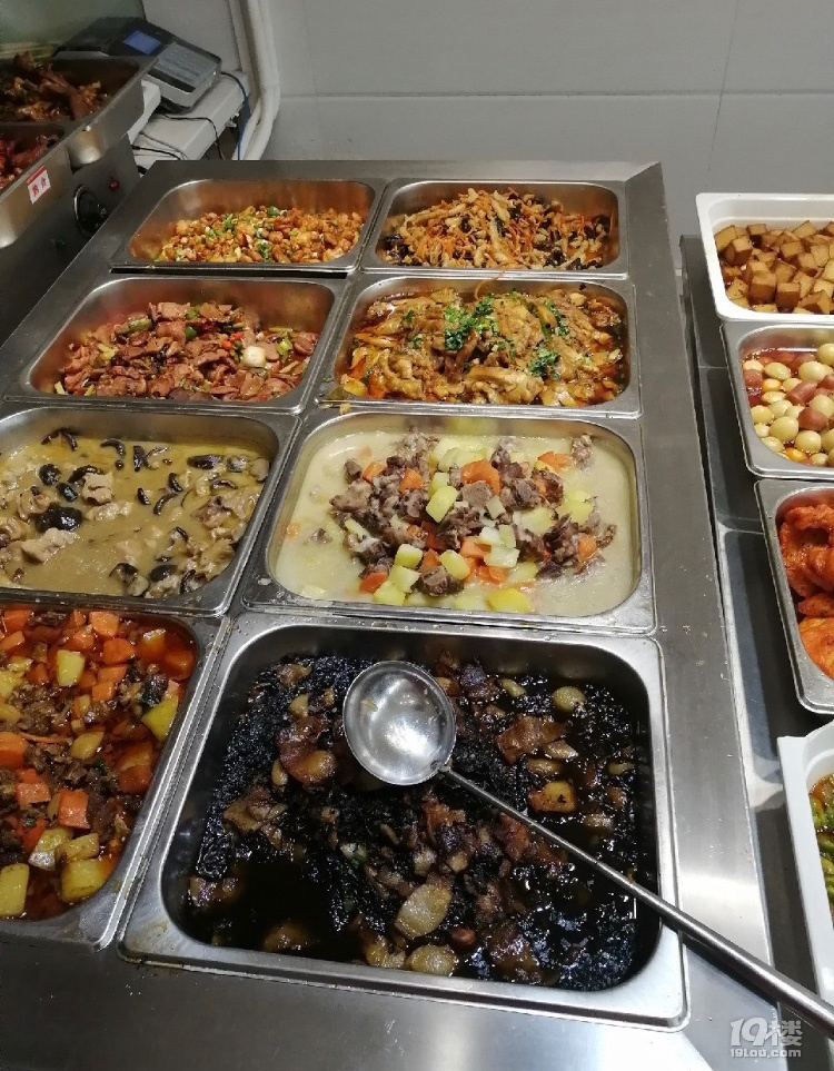 随手拍台州学院食堂宽敞明亮菜多价格也实惠