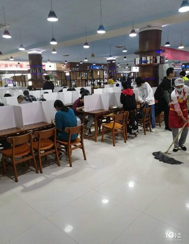 随手拍台州学院食堂宽敞明亮菜多价格也实惠