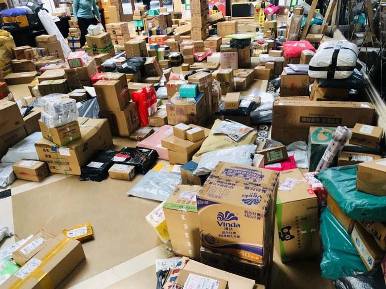 快递堆成山女生运快递有多拼萌娃吐真相我妈就有119单