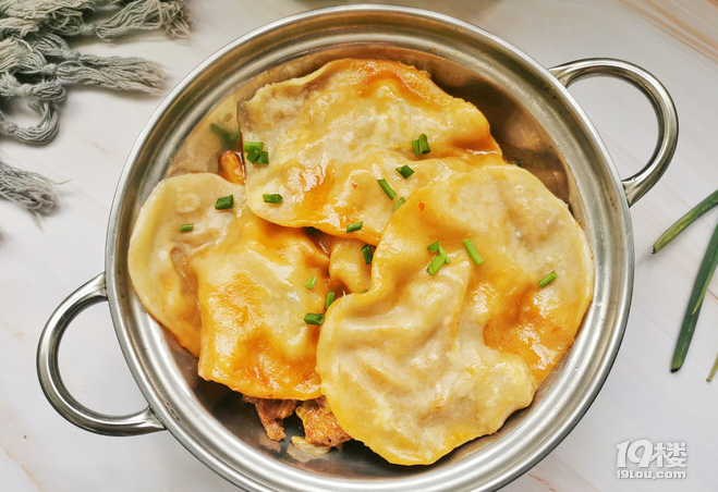 白菜豆腐炖牛肉贴锅饼天冷就馋这一锅