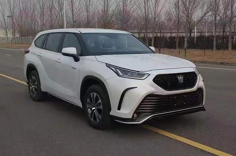 悬挂皇冠车标的汉兰达来了更显气派