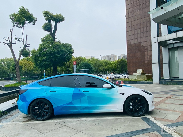 汽车街拍渐变蓝色特斯拉要的就是个性