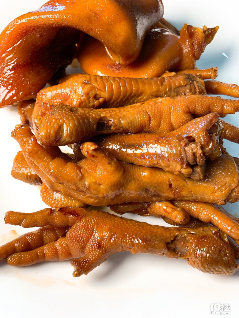 午餐卤鸡爪卤猪耳白煮辣螺蒸午鱼干鲜贝豆腐羹