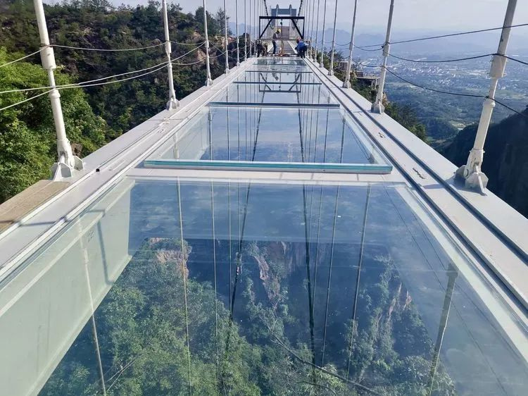 德天瀑布玻璃桥图片