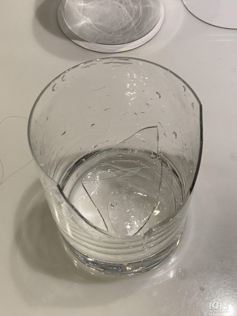 玻璃杯子碎了真实图片图片