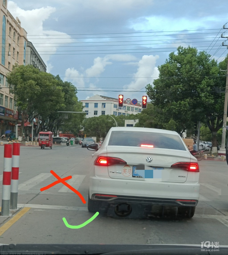 越线停车此刻司机内心一定是崩溃的吧车主曝光团