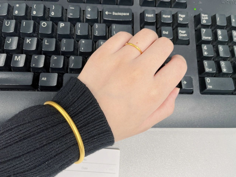 论冬天戴金手镯的正确姿势