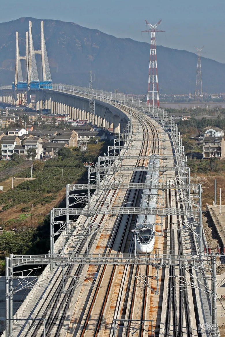 杭台高铁首趟g5501次动车组跨越椒江特大桥开进台州站