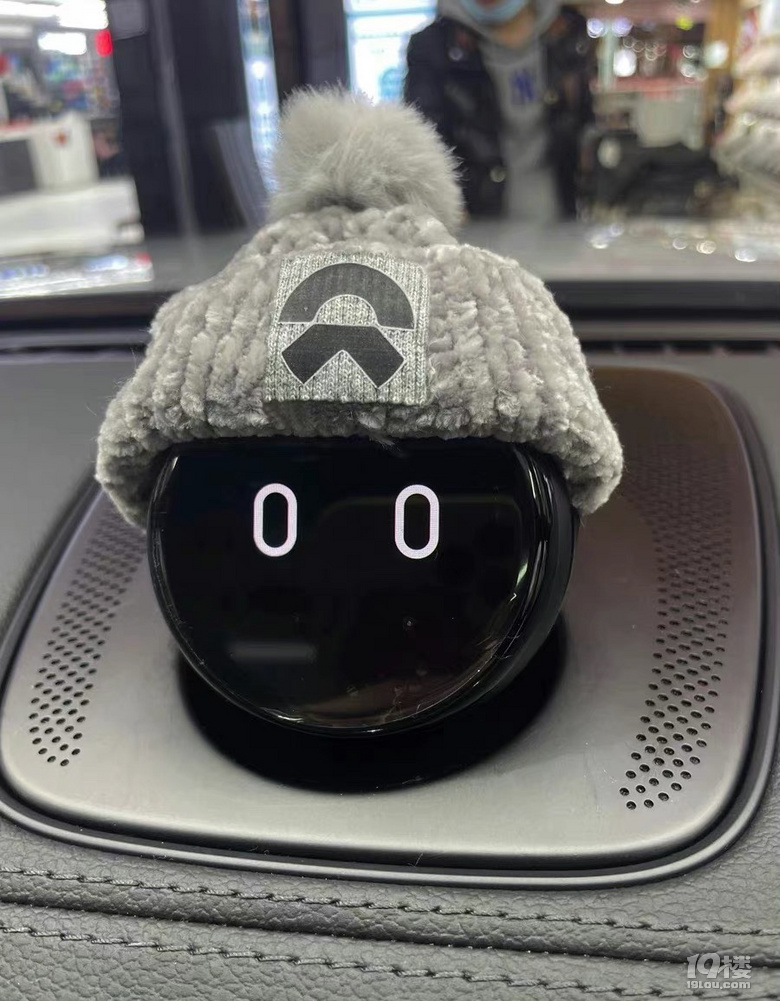 汽车街拍蔚来的nomi都被玩坏了确实还挺乖的