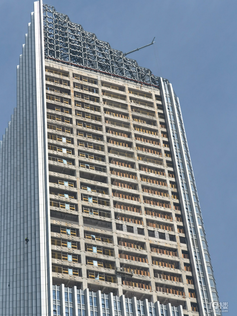 杭台高铁台州站南侧的璟湖天盛中心商会大厦和市域铁路s1