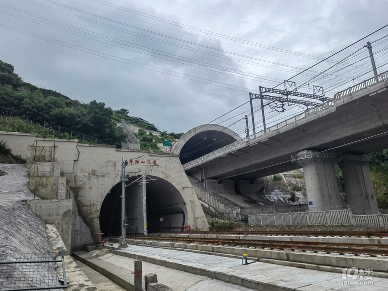 台州市域铁路S1线从北侧停车场经羊头山隧道进入台州站地下站台