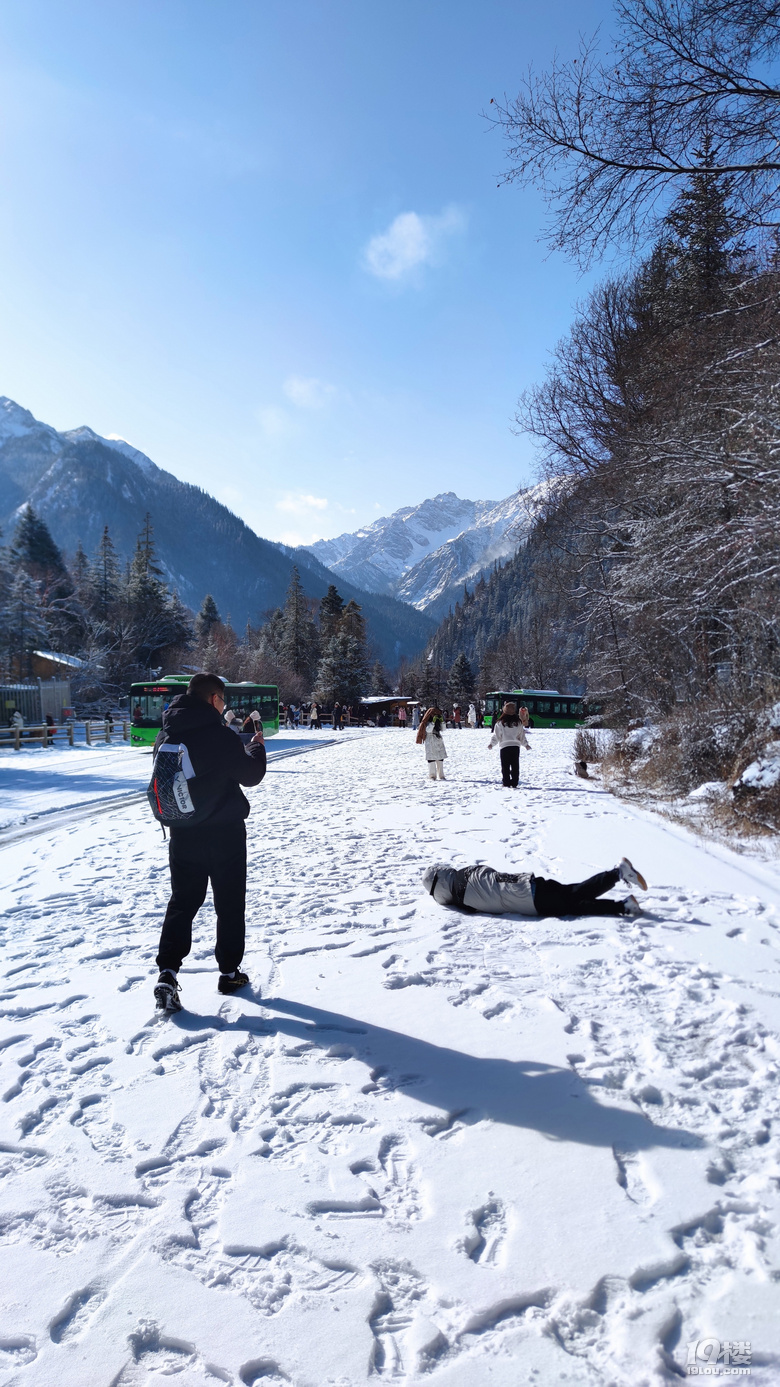 九寨沟冬日游，入住景区后后半夜大雪飘洒直至天亮结束，景区公交