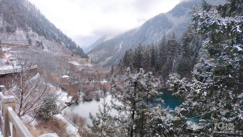 九寨沟冬日游，入住景区后后半夜大雪飘洒直至天亮结束，景区公交