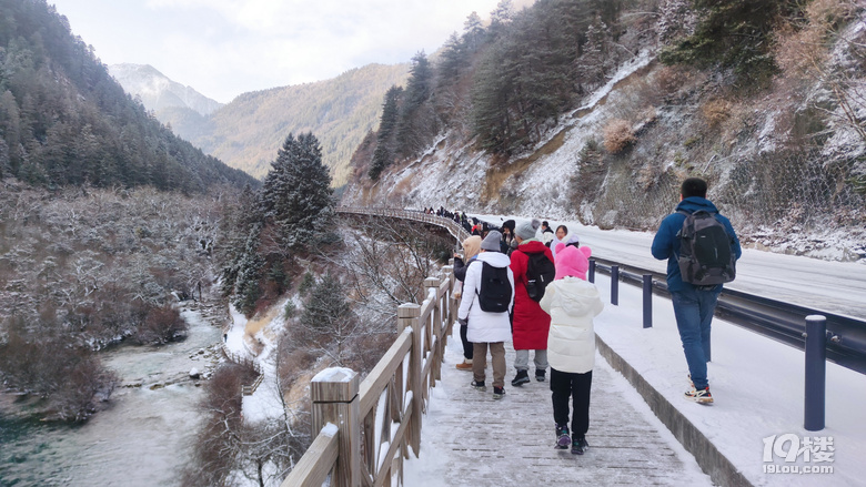 九寨沟冬日游，入住景区后后半夜大雪飘洒直至天亮结束，景区公交