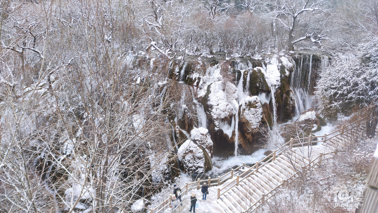 九寨沟冬日游，入住景区后后半夜大雪飘洒直至天亮结束，景区公交