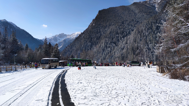 九寨沟冬日游，入住景区后后半夜大雪飘洒直至天亮结束，景区公交