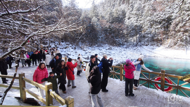 九寨沟冬日游，入住景区后后半夜大雪飘洒直至天亮结束，景区公交