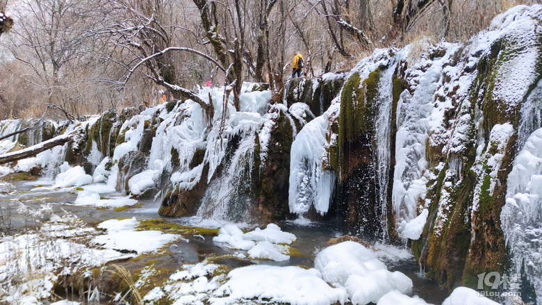 九寨沟冬日游，入住景区后后半夜大雪飘洒直至天亮结束，景区公交