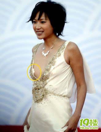 徐静蕾米色晚礼服现身红毯 深v领大泄春光