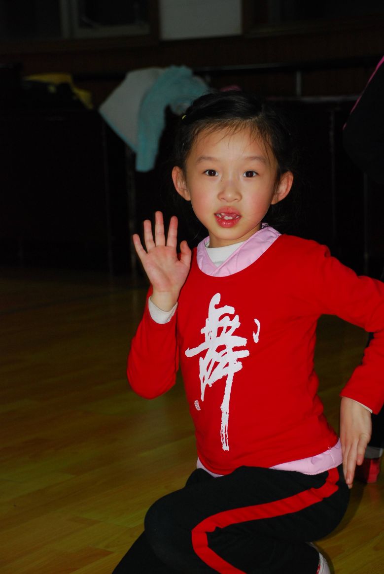 妙不可言我家有女叫可言与智慧树红果果绿泡泡合影