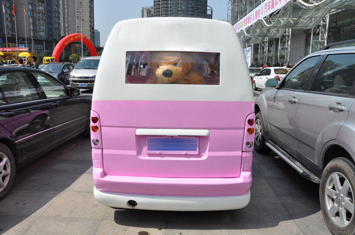 1粉色kity面包车车主竟然三大五粗