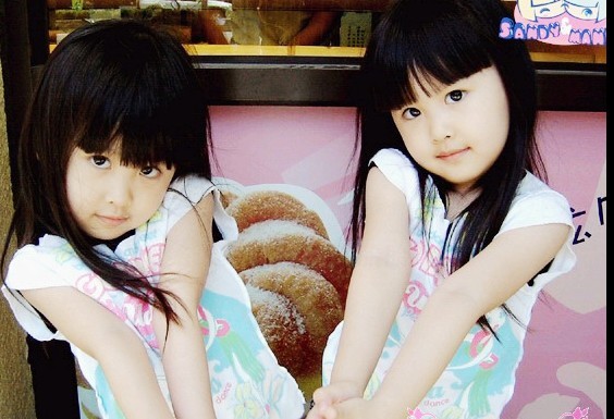 台湾双胞胎小时候图片图片