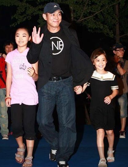 李连杰两个女儿曝光媒体,尽显小明星气质-家事闲谈-孩爸妈聊天室-台州