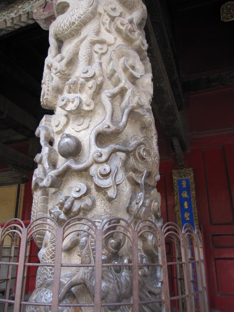 九龙柱,话说当年只有皇帝才能雕九龙,可见孔子的地位