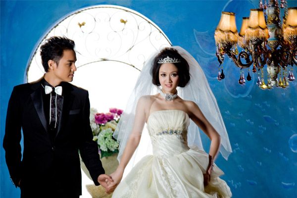 明道牵手陈乔恩婚纱大片温馨浪漫