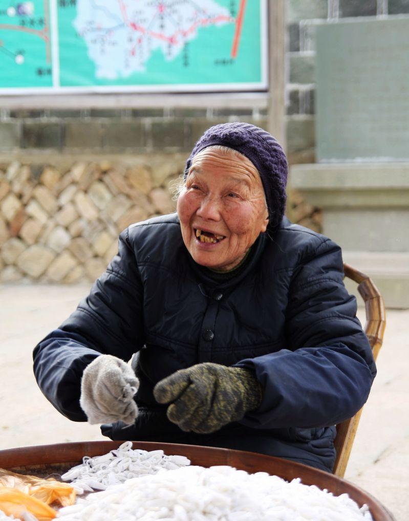 桥头开心的阿婆